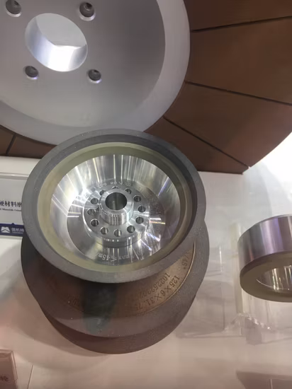  표면 및 프로파일 연삭용 다이아몬드 및 CBN 연삭 휠.  인덱서블 인서트의 원주 연삭을 위한 수지 결합 및 세라믹 결합 다이아몬드 연삭 휠